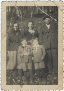 Korbarjeva družina: mama Ivana in hčerka Ivanka, ata Janez, sinova Peter in Ciril, 6. april 1953